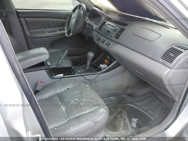 4T1BE32K33U676882 - 2003 TOYOTA CAMRY LE/XLE/SE ვერცხლისფერი ფოტო 5