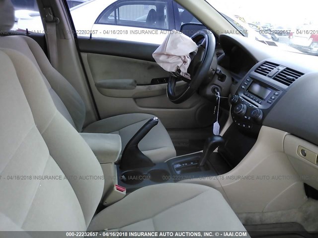 1HGCM56166A161228 - 2006 HONDA ACCORD VALUE WHITE photo 5