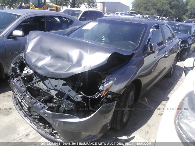 4T1BF1FK1HU445904 - 2017 TOYOTA CAMRY LE/XLE/SE/XSE SILVER photo 2