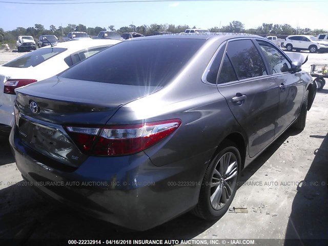 4T1BF1FK1HU445904 - 2017 TOYOTA CAMRY LE/XLE/SE/XSE SILVER photo 4