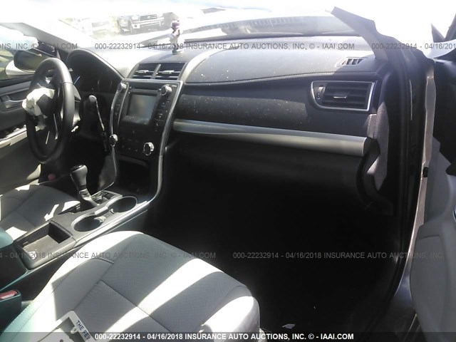 4T1BF1FK1HU445904 - 2017 TOYOTA CAMRY LE/XLE/SE/XSE SILVER photo 5