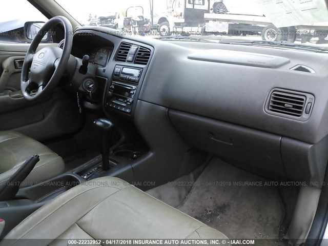 JNKCP11A8XT012636 - 1999 INFINITI G20 SILVER photo 5