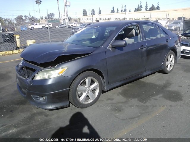 4T1BF3EK4BU126260 - 2011 TOYOTA CAMRY SE/LE/XLE GRAY photo 2