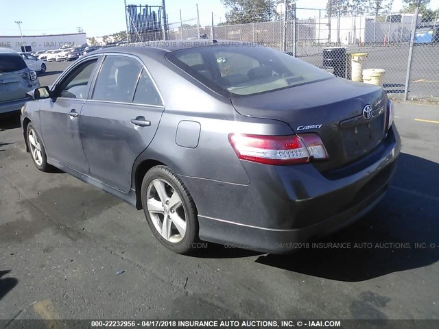4T1BF3EK4BU126260 - 2011 TOYOTA CAMRY SE/LE/XLE GRAY photo 3
