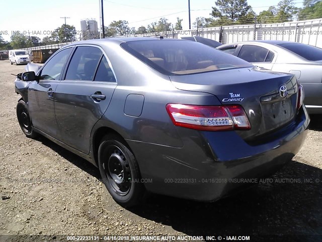 4T4BF3EK7AR046357 - 2010 TOYOTA CAMRY SE/LE/XLE GRAY photo 3
