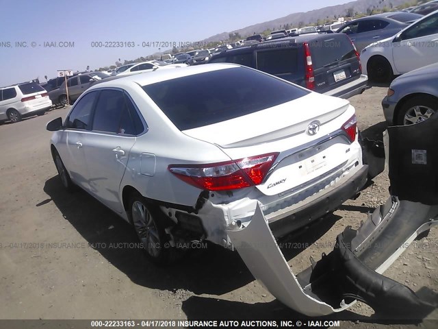 4T1BF1FK1HU373862 - 2017 TOYOTA CAMRY LE/XLE/SE/XSE WHITE photo 3