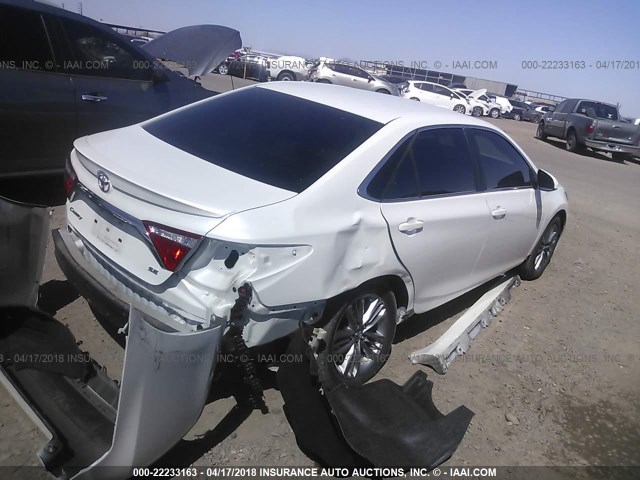 4T1BF1FK1HU373862 - 2017 TOYOTA CAMRY LE/XLE/SE/XSE WHITE photo 4