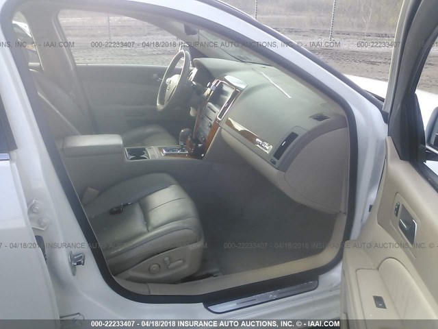 1G6DC67A760157501 - 2006 CADILLAC STS WHITE photo 5