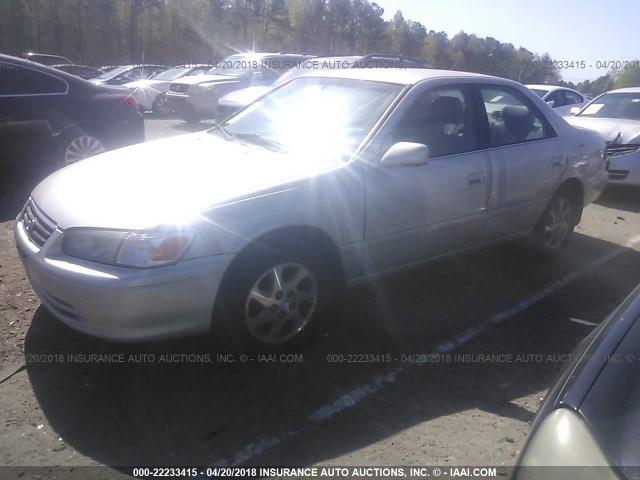 4T1BF22K8YU110442 - 2000 TOYOTA CAMRY LE/XLE Silber Foto 2
