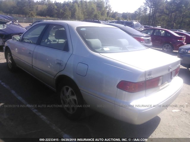 4T1BF22K8YU110442 - 2000 TOYOTA CAMRY LE/XLE Silber Foto 3