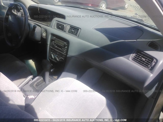 4T1BF22K8YU110442 - 2000 TOYOTA CAMRY LE/XLE Silber Foto 5