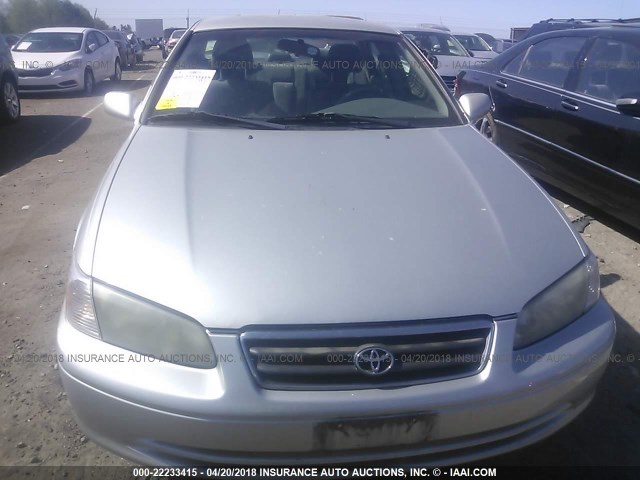 4T1BF22K8YU110442 - 2000 TOYOTA CAMRY LE/XLE Silber Foto 6
