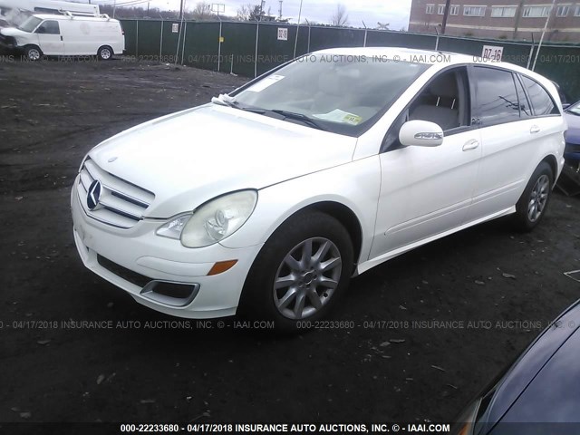 4JGCB65EX6A007602 - 2006 MERCEDES-BENZ R 350 WHITE photo 2