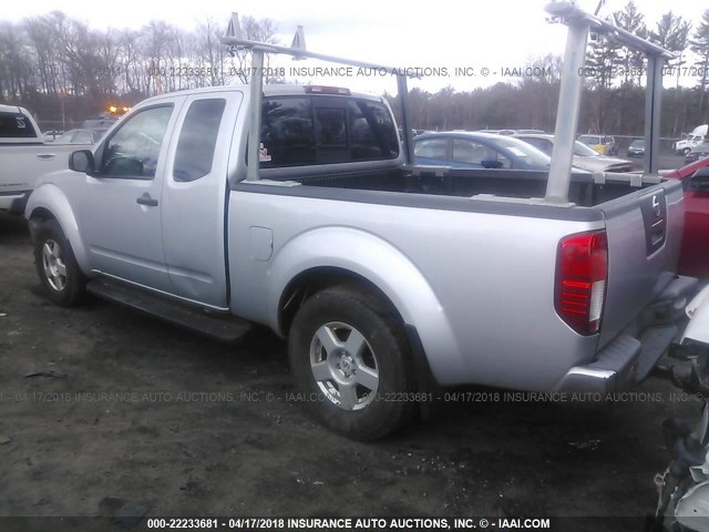 1N6AD06W38C415647 - 2008 NISSAN FRONTIER KING CAB LE/SE/OFF ROAD GRAY photo 3