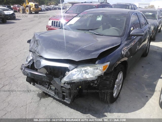 4T1BF3EK5AU578636 - 2010 TOYOTA CAMRY SE/LE/XLE Серый фото 2