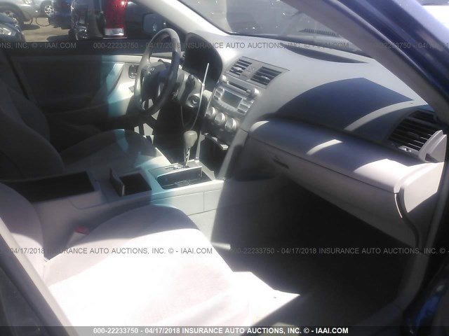 4T1BF3EK5AU578636 - 2010 TOYOTA CAMRY SE/LE/XLE Серый фото 5