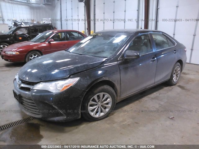 4T4BF1FK3FR500338 - 2015 TOYOTA CAMRY LE/XLE/SE/XSE ნაცრისფერი ფოტო 2