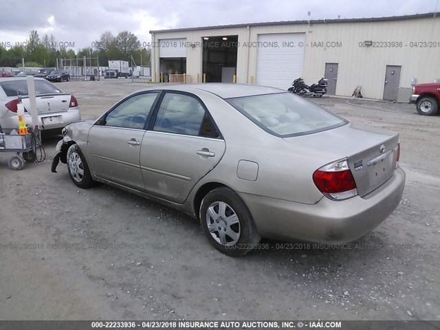4T1BE32K05U605478 - 2005 TOYOTA CAMRY LE/XLE/SE ოქროსფერი ფოტო 3