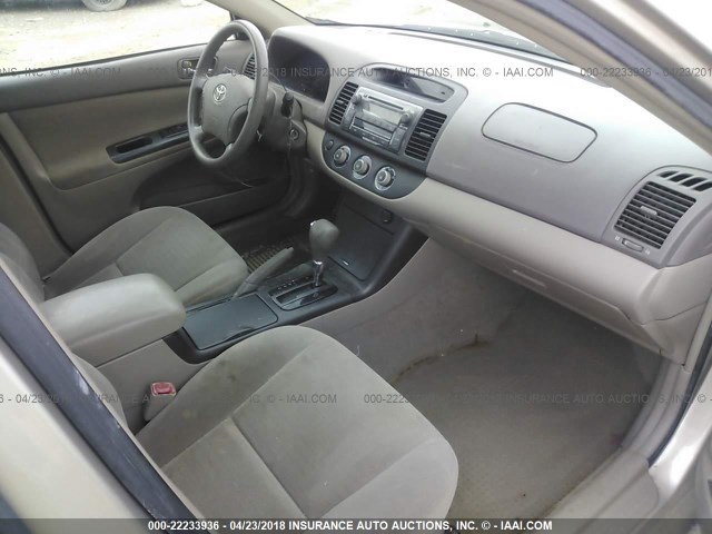 4T1BE32K05U605478 - 2005 TOYOTA CAMRY LE/XLE/SE ოქროსფერი ფოტო 5