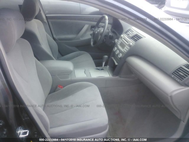 4T4BF3EK6BR111877 - 2011 TOYOTA CAMRY SE/LE/XLE GRAY photo 5