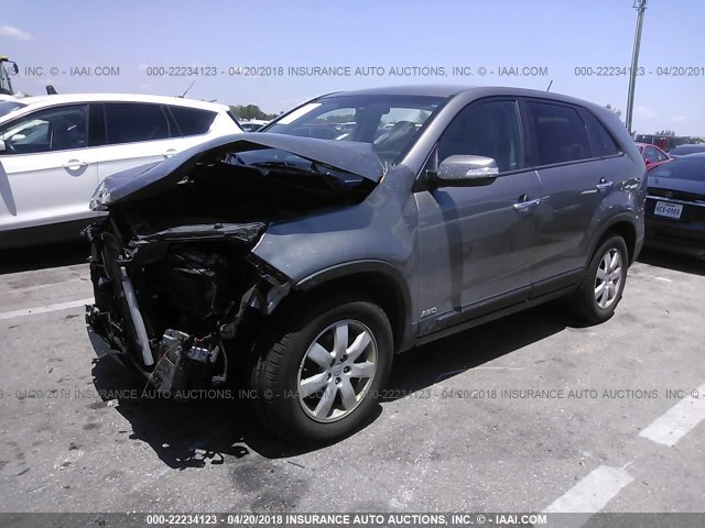 5XYKTCA61CG207029 - 2012 KIA SORENTO LX GRAY photo 2