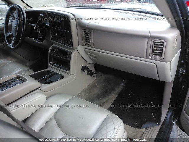 3GNFK16Z75G226997 - 2005 CHEVROLET SUBURBAN K1500 BLACK photo 5