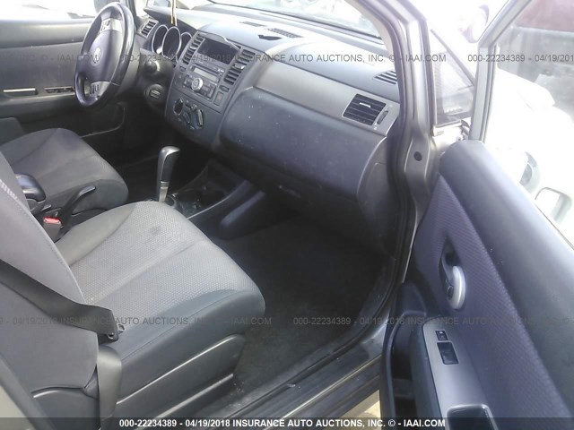 3N1BC11E28L363207 - 2008 NISSAN VERSA S/SL SILVER photo 5