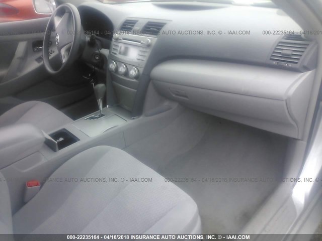 4T1BF3EK8BU745413 - 2011 TOYOTA CAMRY SE/LE/XLE SILVER photo 5