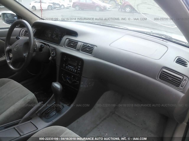 JT2BG22KXX0333954 - 1999 TOYOTA CAMRY LE/XLE TAN photo 5