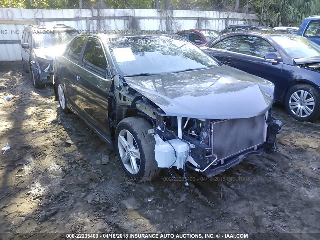 4T1BF1FK6EU439138 - 2014 TOYOTA CAMRY L/SE/LE/XLE ნაცრისფერი ფოტო 1