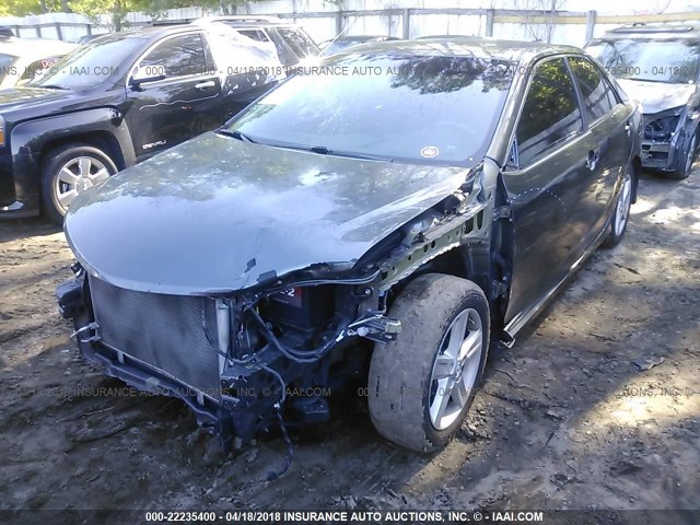 4T1BF1FK6EU439138 - 2014 TOYOTA CAMRY L/SE/LE/XLE ნაცრისფერი ფოტო 2