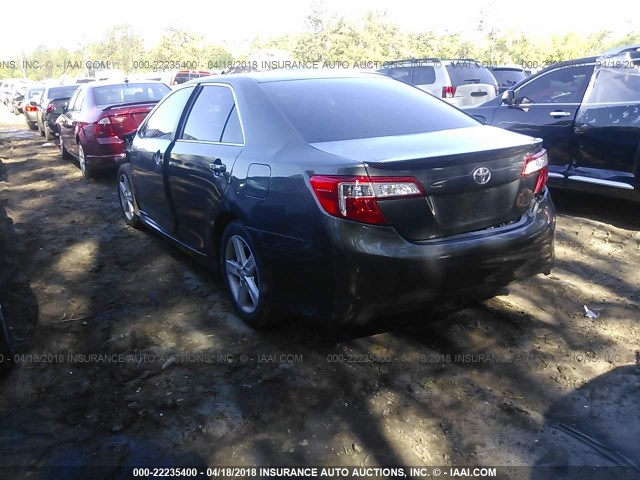 4T1BF1FK6EU439138 - 2014 TOYOTA CAMRY L/SE/LE/XLE ნაცრისფერი ფოტო 3