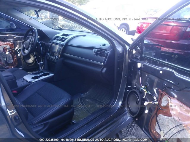 4T1BF1FK6EU439138 - 2014 TOYOTA CAMRY L/SE/LE/XLE ნაცრისფერი ფოტო 5