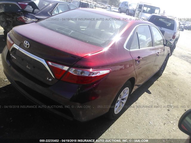 4T1BF1FK6HU661442 - 2017 TOYOTA CAMRY LE/XLE/SE/XSE RED photo 4