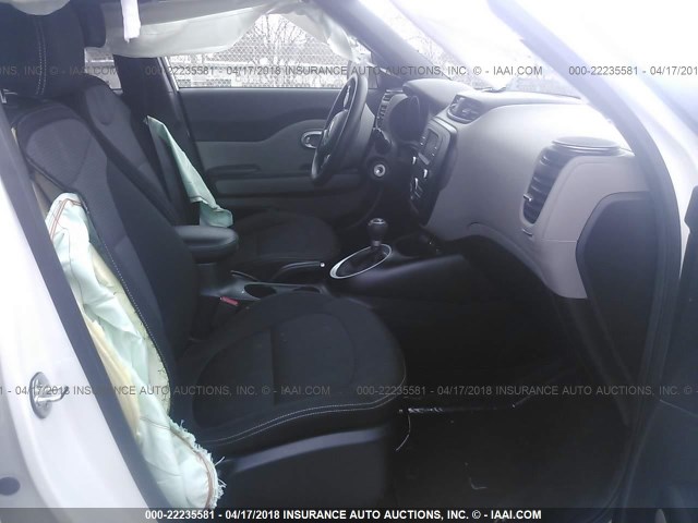 KNDJP3A53H7416140 - 2017 KIA SOUL + WHITE photo 5