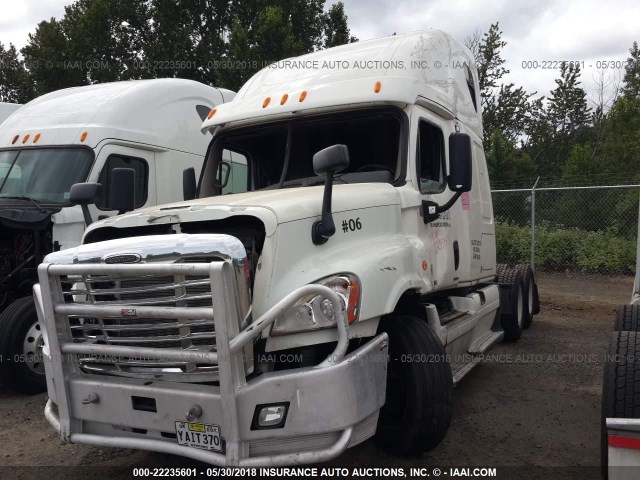 1FUJGLDR6CSBD7177 - 2012 FREIGHTLINER CASCADIA 125  WHITE photo 2