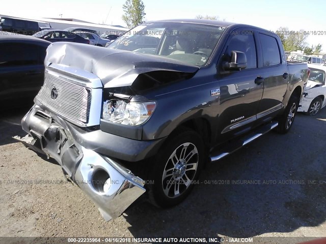 5TFEY5F13DX137619 - 2013 TOYOTA TUNDRA CREWMAX SR5 GRAY photo 2