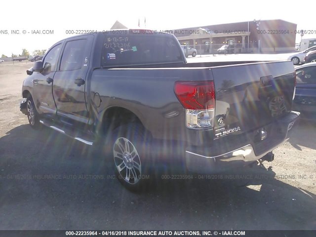 5TFEY5F13DX137619 - 2013 TOYOTA TUNDRA CREWMAX SR5 GRAY photo 3