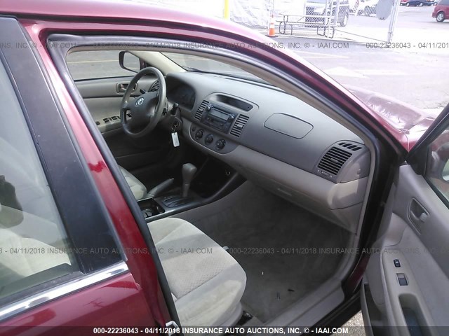 4T1BE32K02U092969 - 2002 TOYOTA CAMRY LE/XLE/SE RED photo 5