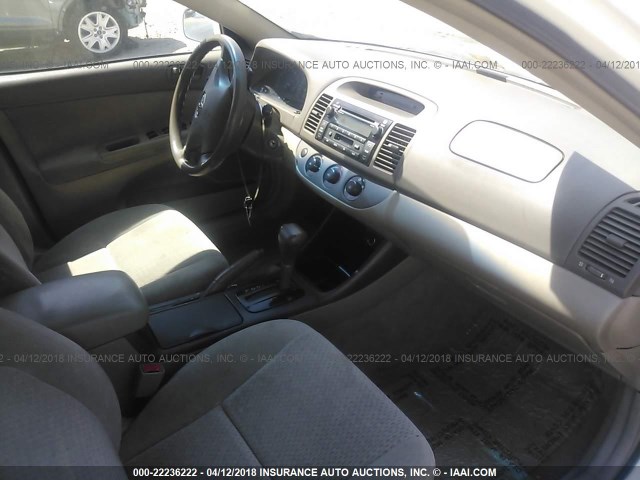 4T1BE32K52U028653 - 2002 TOYOTA CAMRY LE/XLE/SE თეთრი ფოტო 5