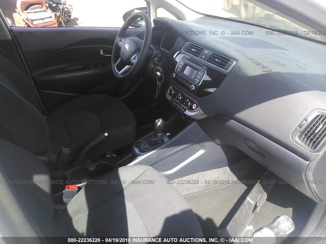 KNADM4A37H6015719 - 2017 KIA RIO LX SILVER photo 5