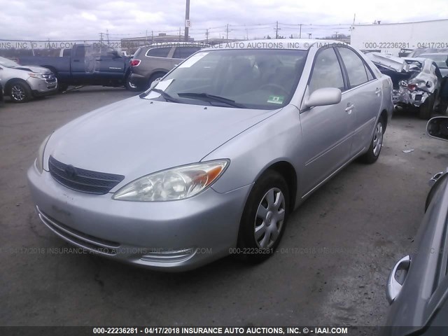 4T1BE32K22U627560 - 2002 TOYOTA CAMRY LE/XLE/SE SILVER photo 2