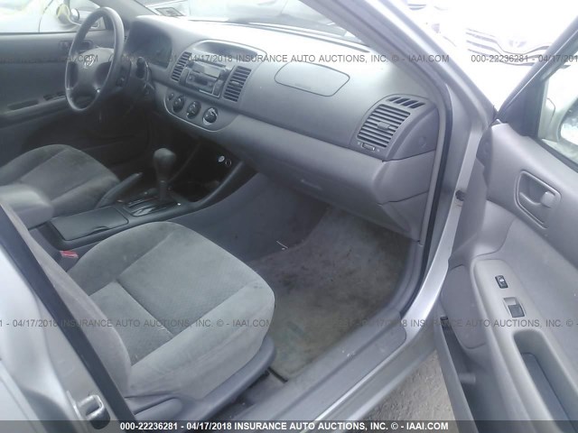 4T1BE32K22U627560 - 2002 TOYOTA CAMRY LE/XLE/SE SILVER photo 5