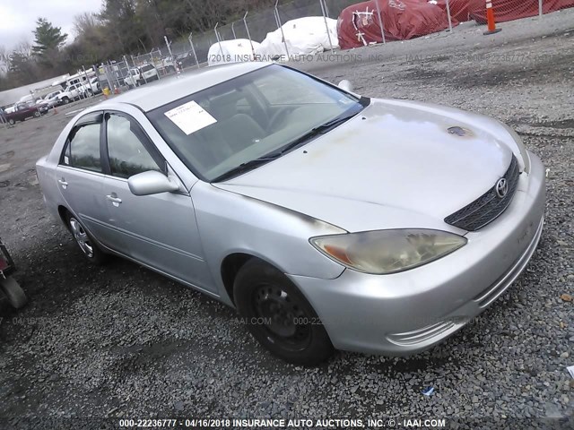 4T1BE32K62U097898 - 2002 TOYOTA CAMRY LE/XLE/SE ვერცხლისფერი ფოტო 1