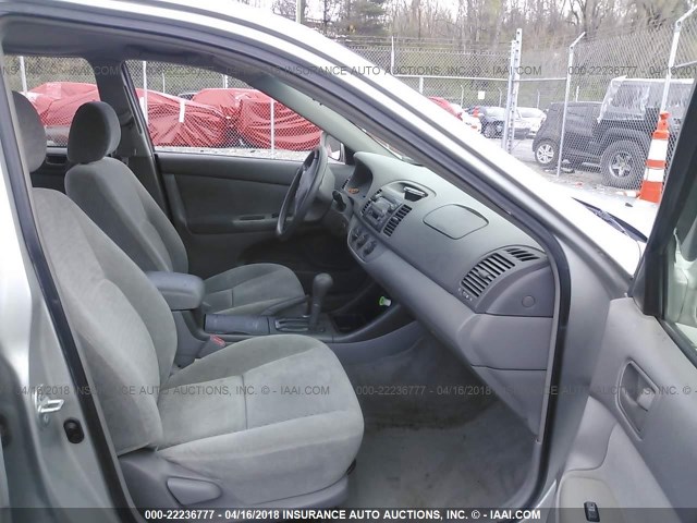 4T1BE32K62U097898 - 2002 TOYOTA CAMRY LE/XLE/SE ვერცხლისფერი ფოტო 5