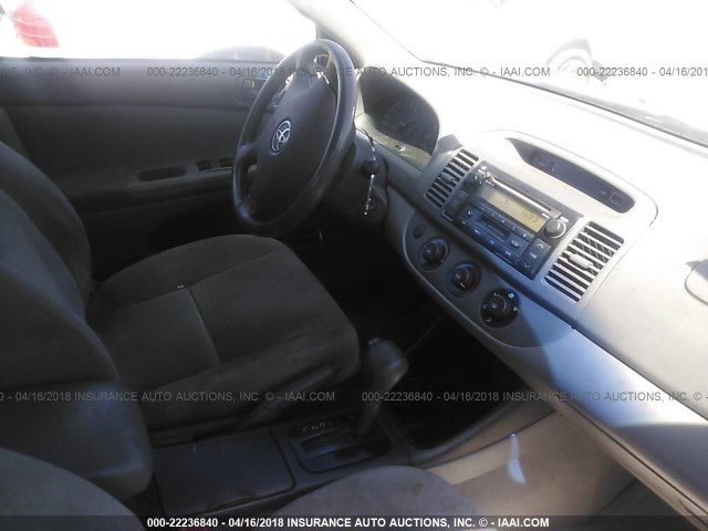 4T1BE32K44U923117 - 2004 TOYOTA CAMRY LE/XLE/SE SILVER photo 5