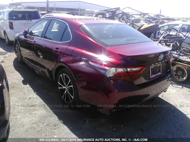 4T1B11HK6JU532425 - 2018 TOYOTA CAMRY L/LE/XLE/SE/XSE RED photo 3