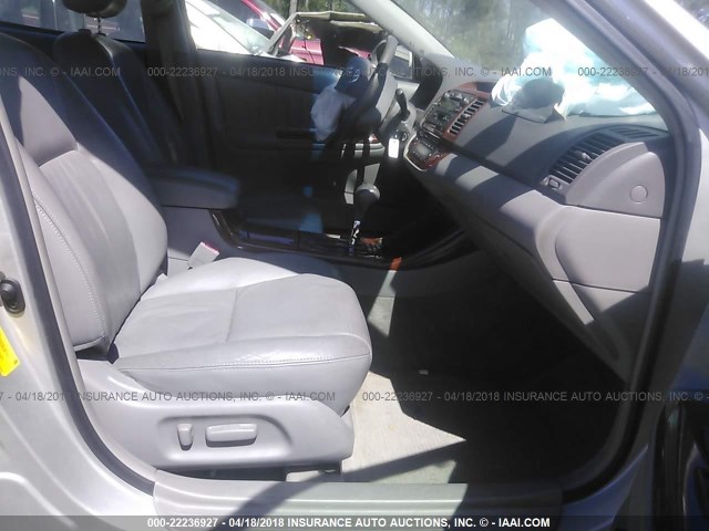 4T1BF30K32U028327 - 2002 TOYOTA CAMRY LE/XLE/SE 银色 照片 5