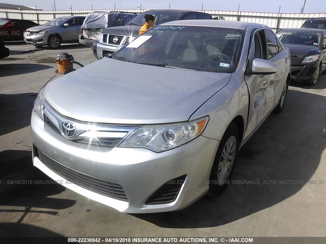 4T1BF1FK2CU036996 - 2012 TOYOTA CAMRY SE/LE/XLE SILVER photo 2