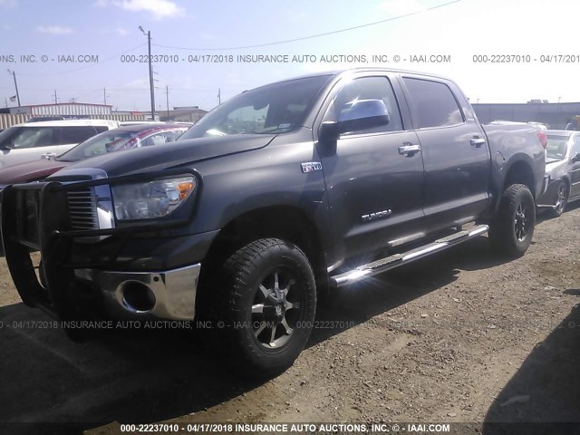 5TFHW5F18CX241959 - 2012 TOYOTA TUNDRA CREWMAX LIMITED GRAY photo 2